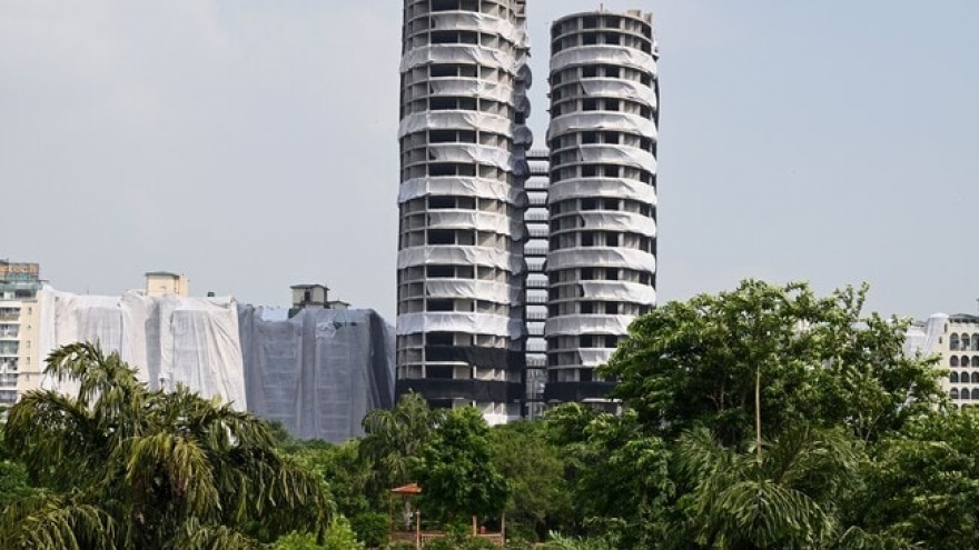 Ấn Độ phá huỷ toà tháp đôi cao 103m xây dựng trái phép